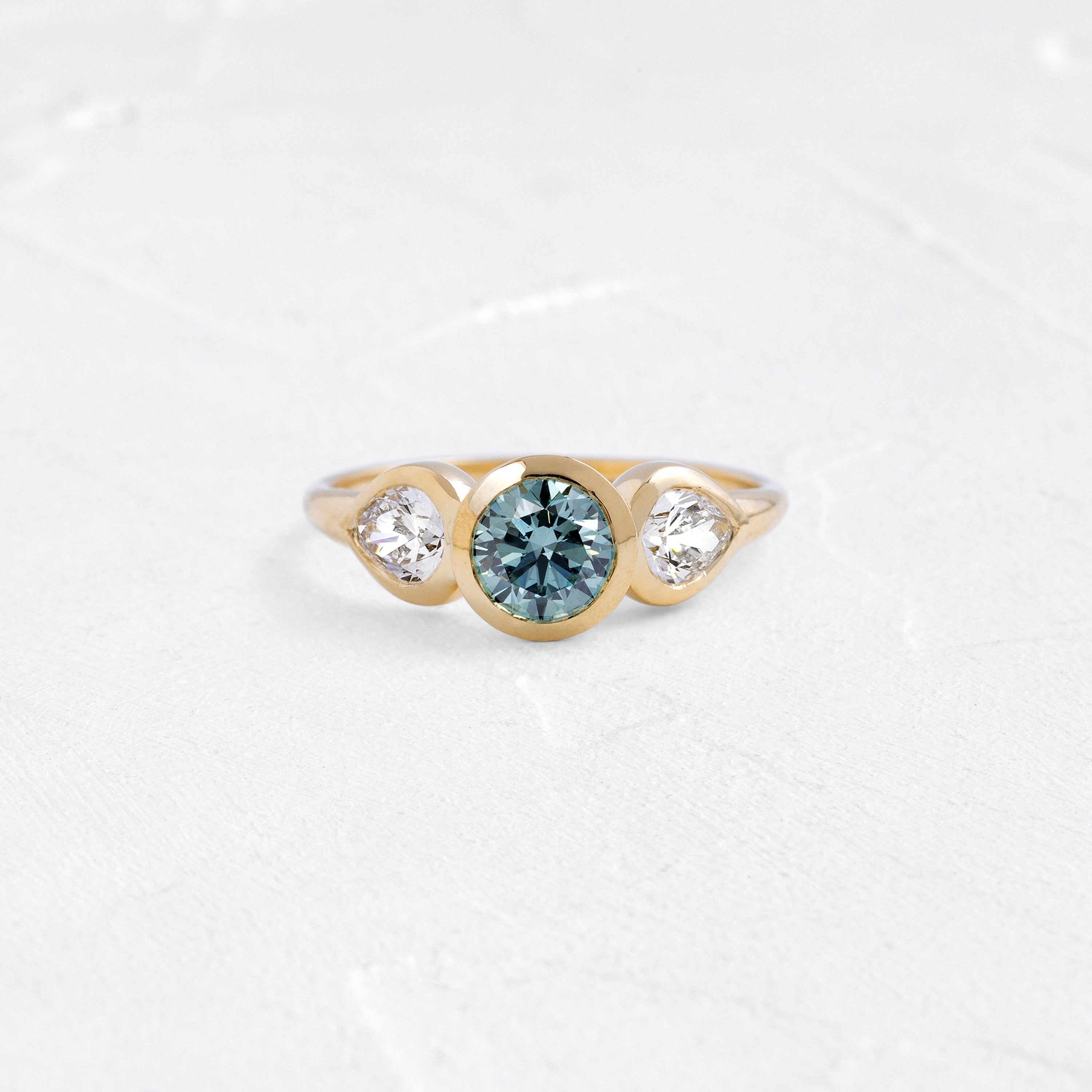 K18Diaメレー3psF.Ring Moonrise Ring, 0.82ct. Lab-Grown Blue-Green Diamond | Melanie