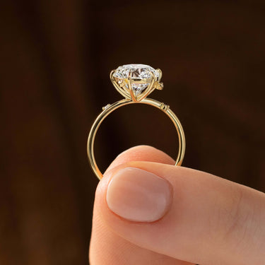 To A Flame Ring, Round Cut