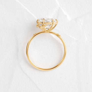 To A Flame Ring, Round Cut